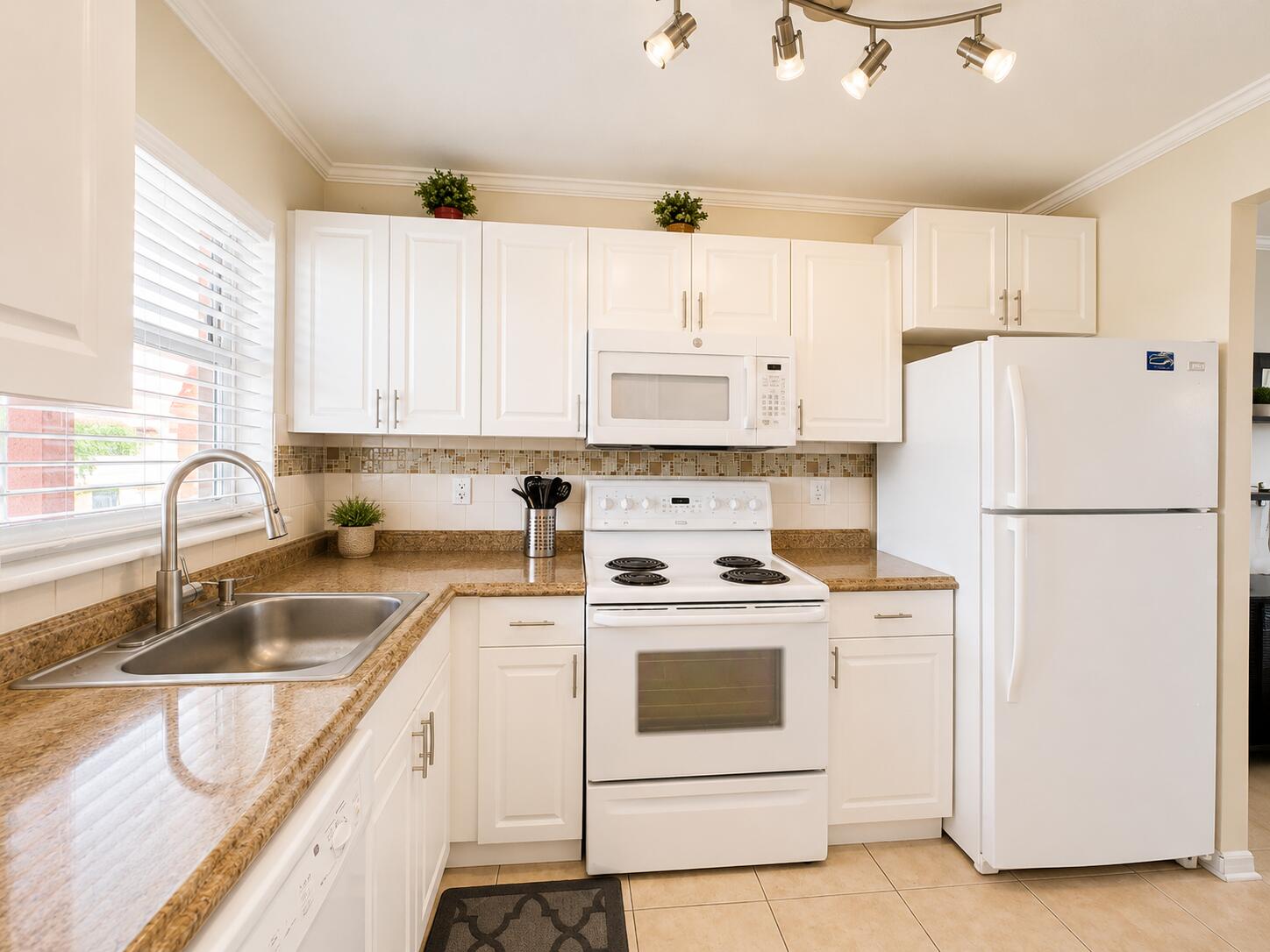 2651 SUNRISE LAKES Drive E # 310, Sunrise FL 33322