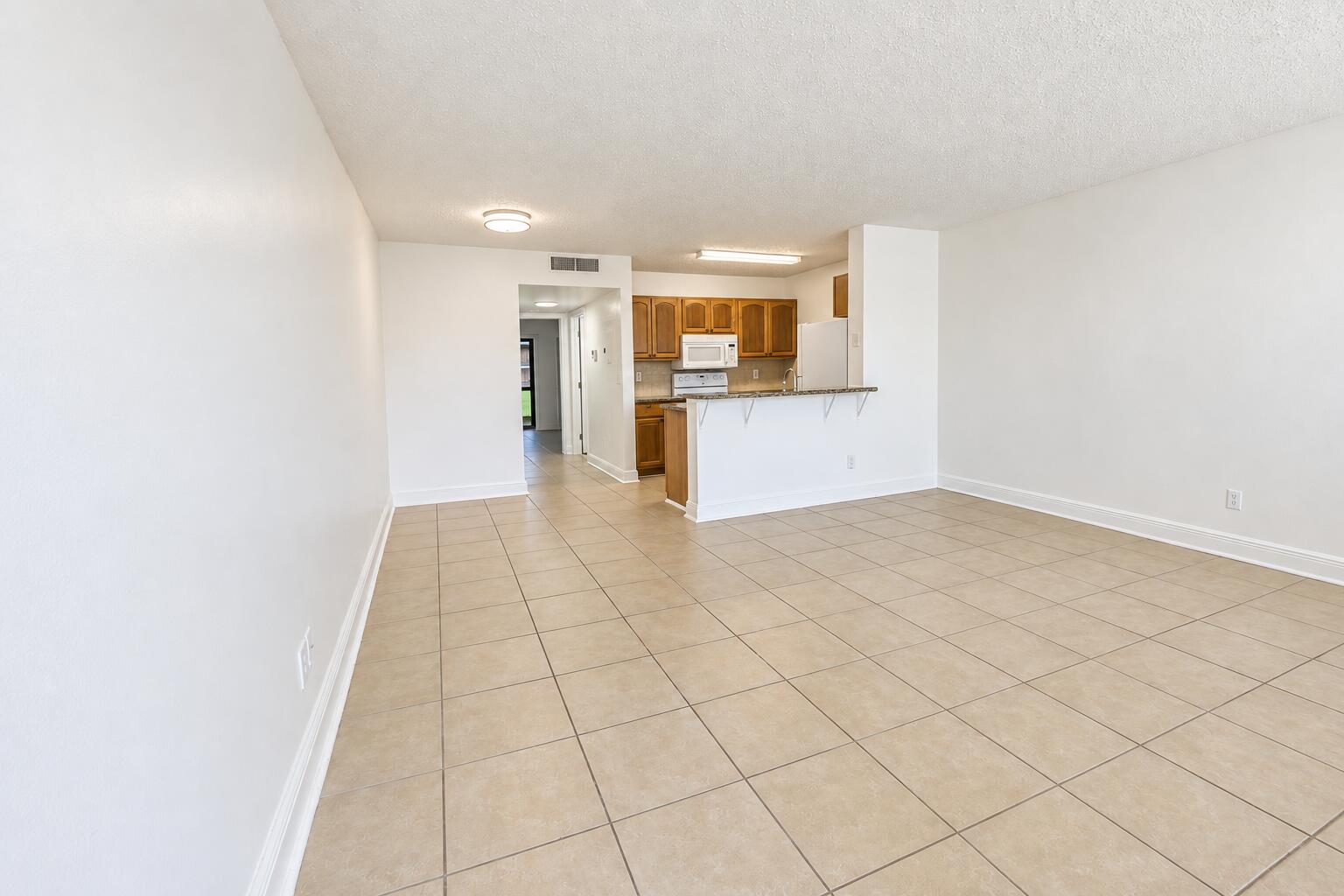 1604 Meadows Circle W — Photo 4