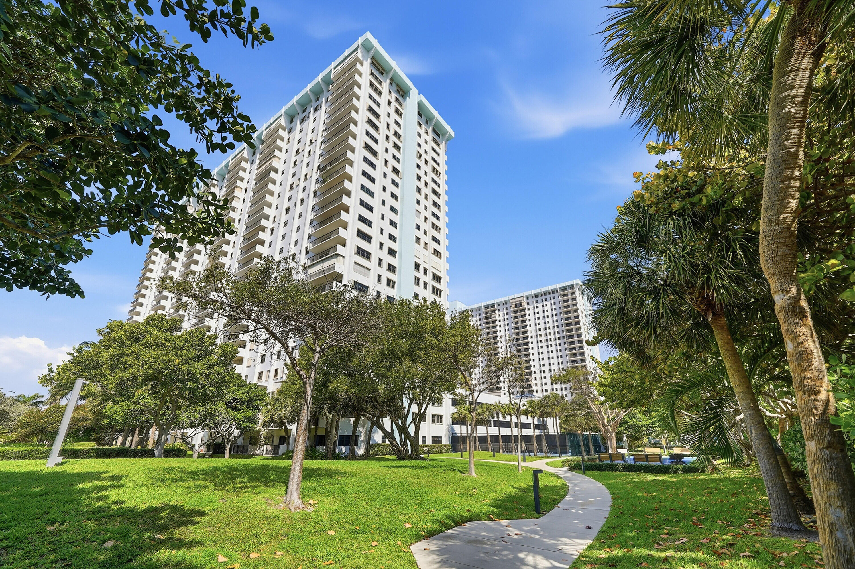 1201 S Ocean Drive # 506s — Photo 2