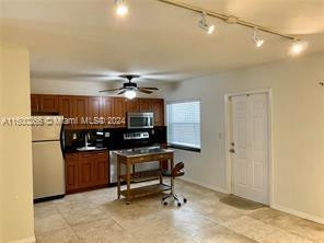 1470 N DIXIE Highway N # 10 — Photo 4