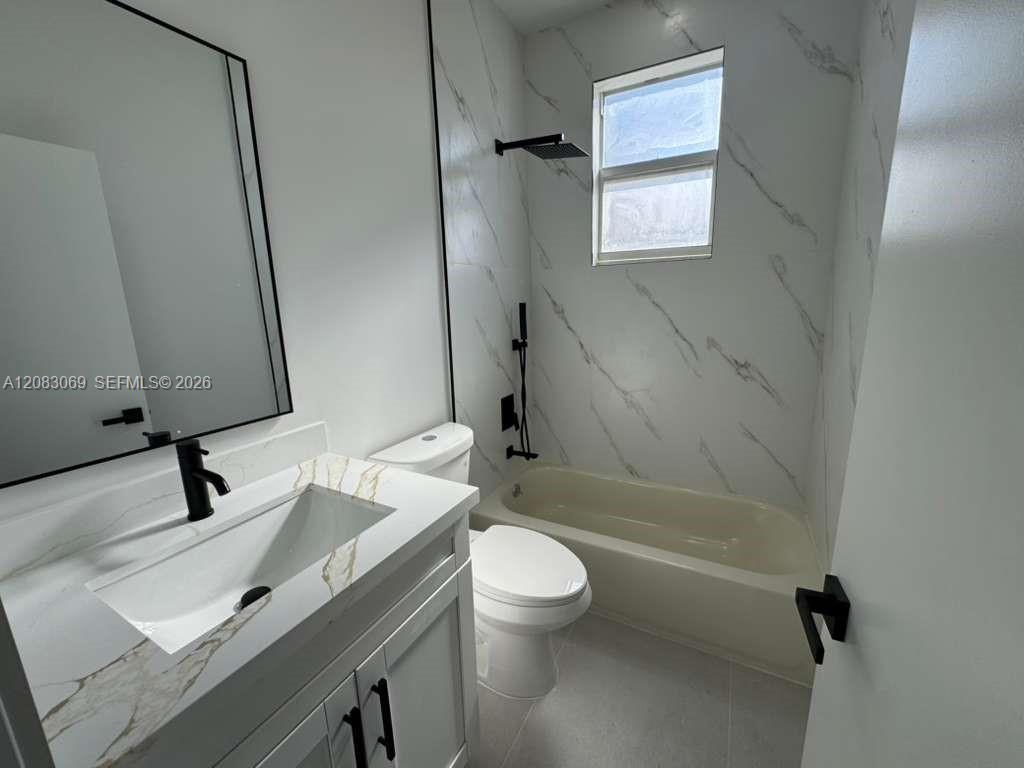 2425 SW 6th St # 11 — Photo 2