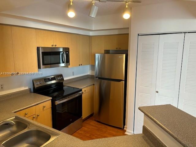 1919 Van Buren St # 502A — Photo 4