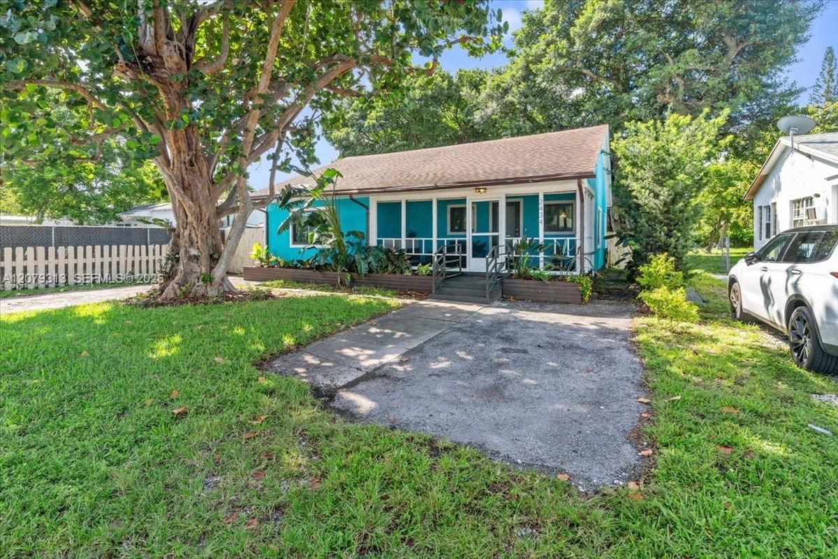 2434 Lincoln St — Photo 2