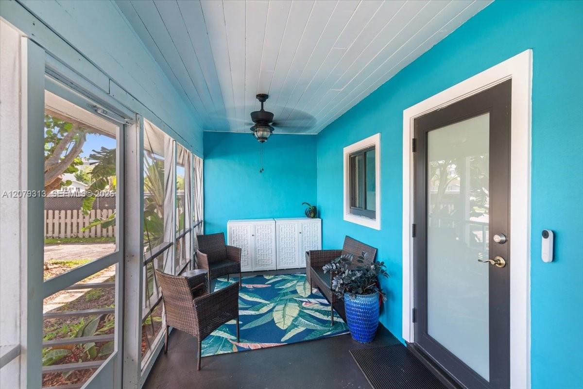 2434 Lincoln St — Photo 3