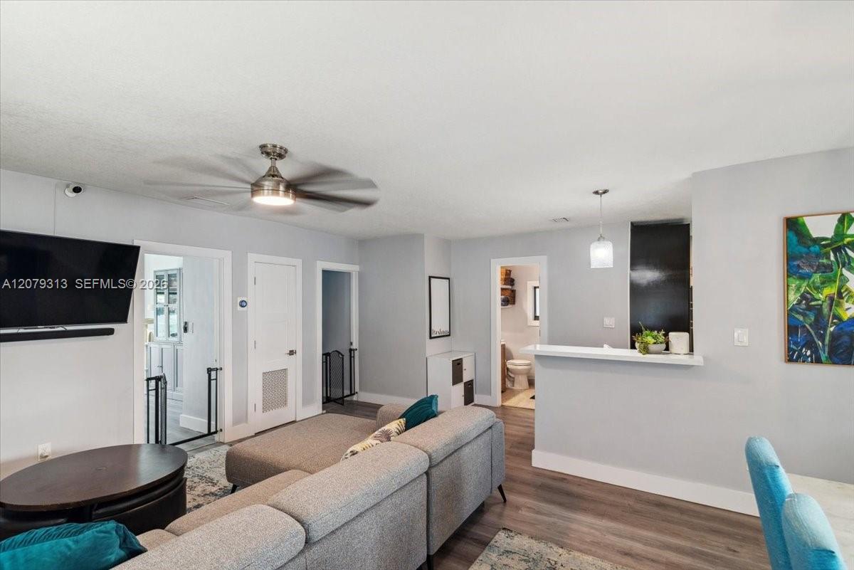 2434 Lincoln St — Photo 4
