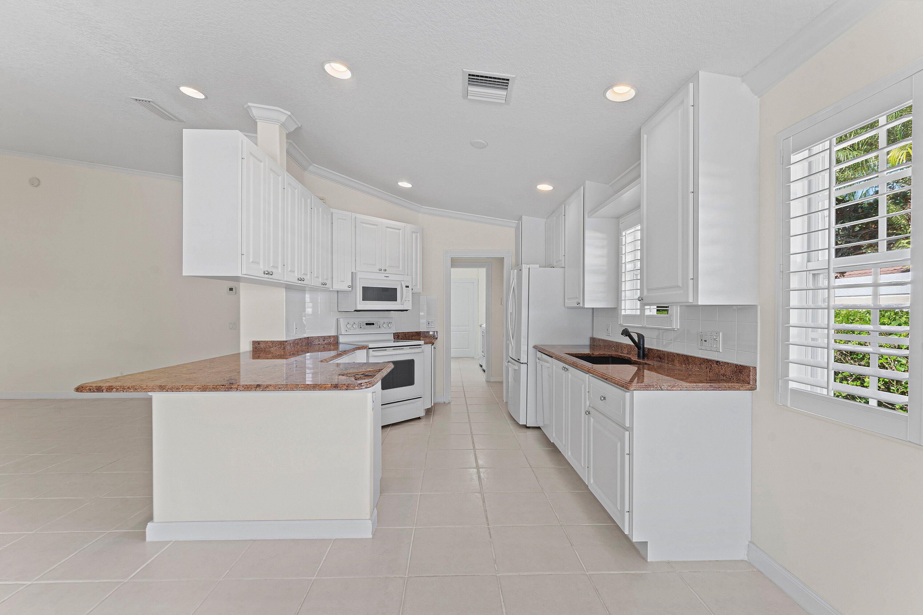 693 HUDSON BAY Drive — Photo 4