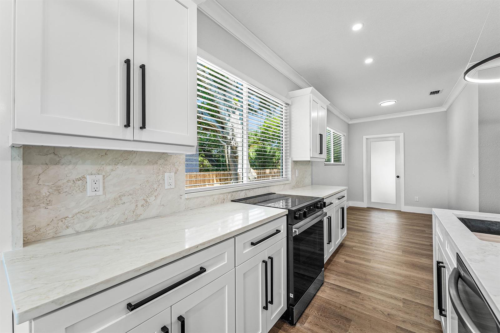 MODERN KITCHEN