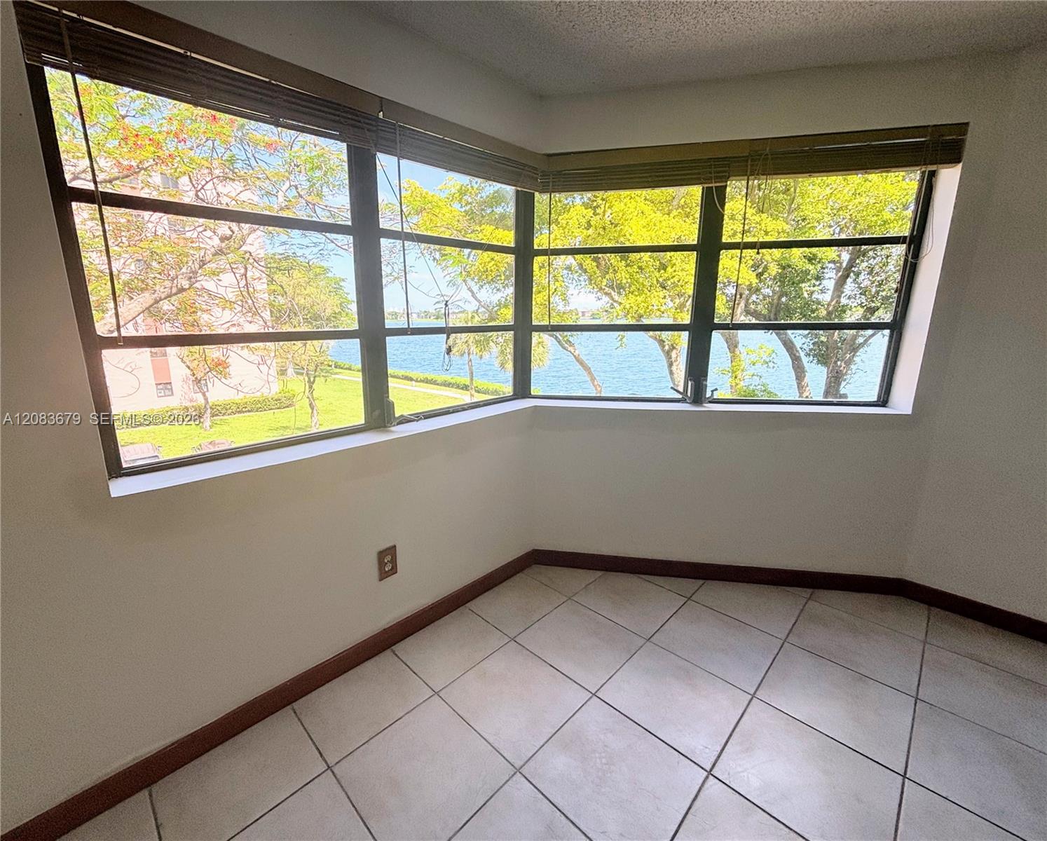 20860 San Simeon Way # 6, Miami FL 33179
