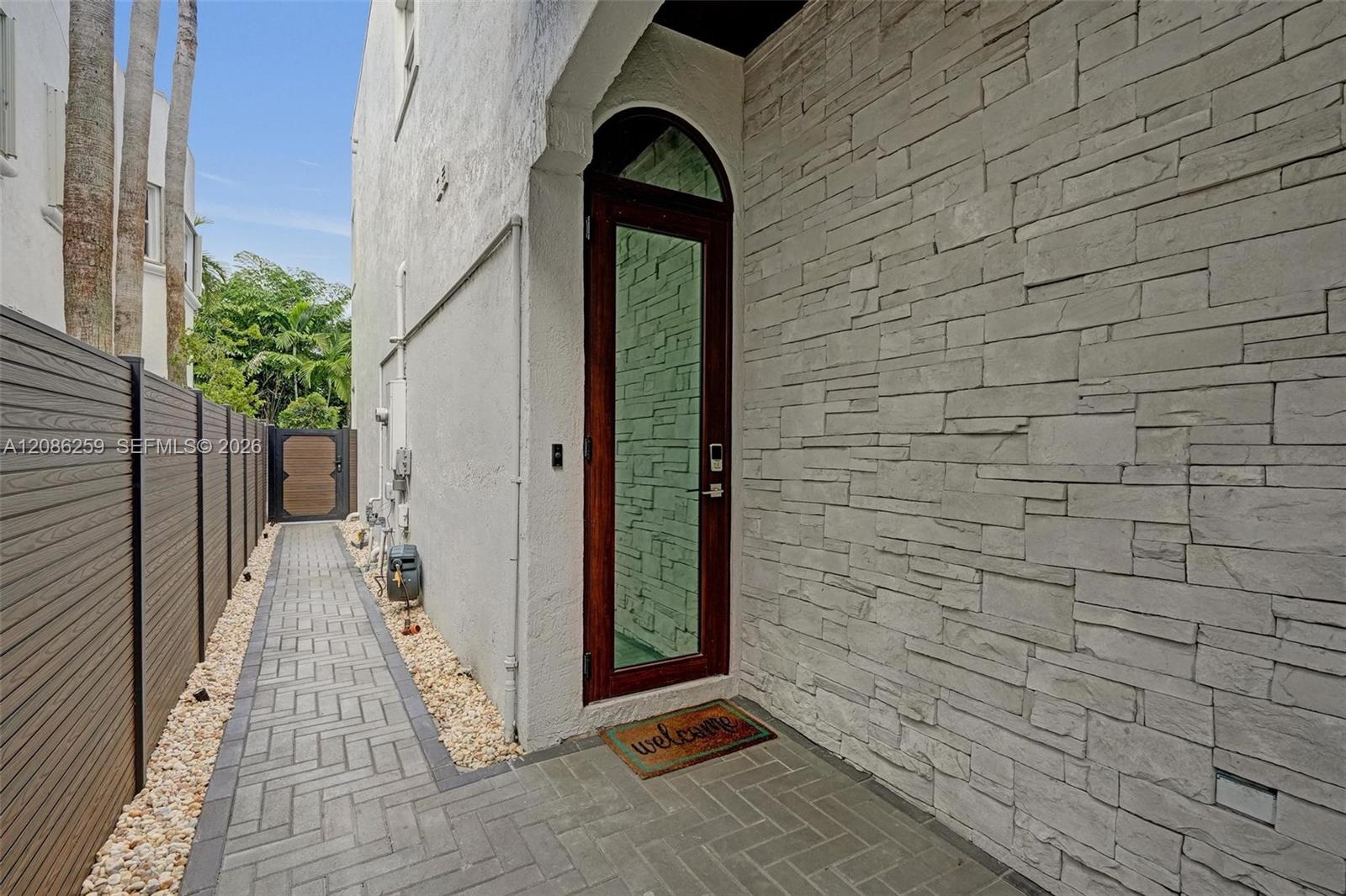 453 SW 5th Ave — Photo 4