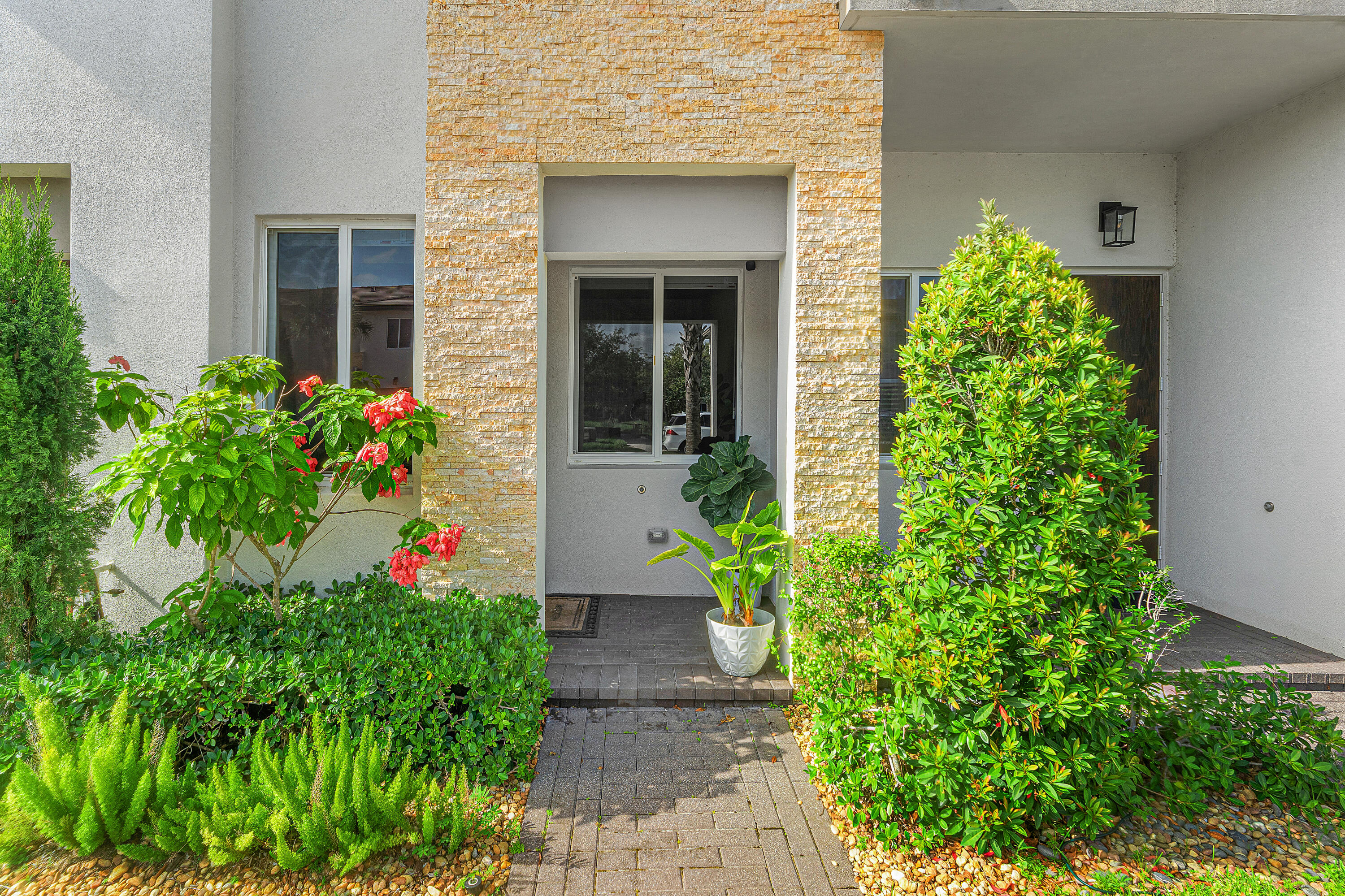 610 Pioneer Way — Photo 3