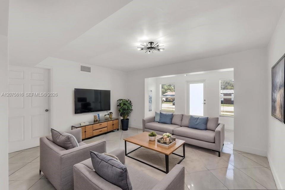 2539 Coolidge St — Photo 2