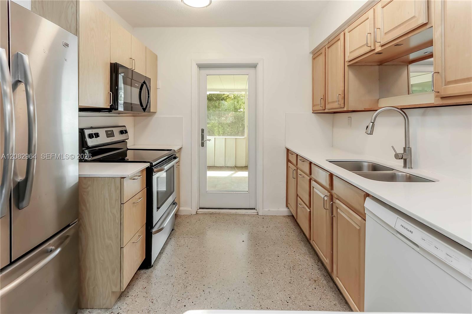 206 NE 5th Ave — Photo 3