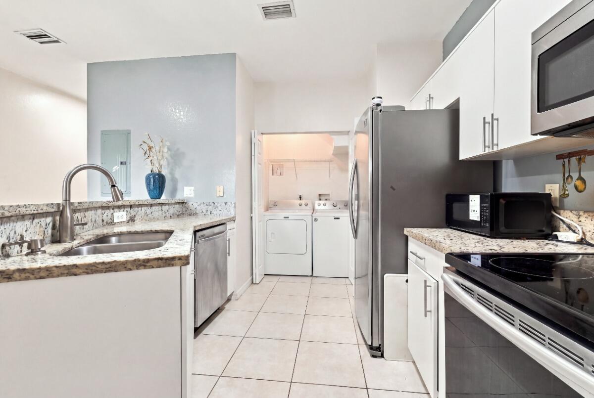 406 W SANTA CATALINA Circle # 406 — Photo 2