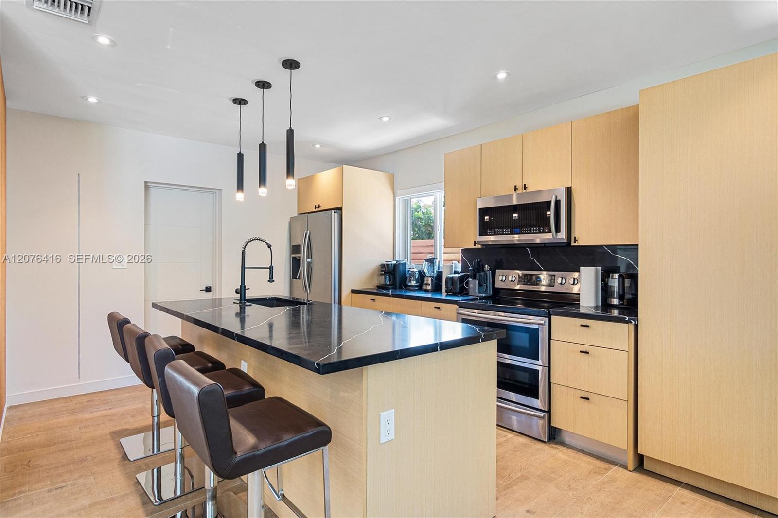 10658 NE 11th Ave — Photo 3