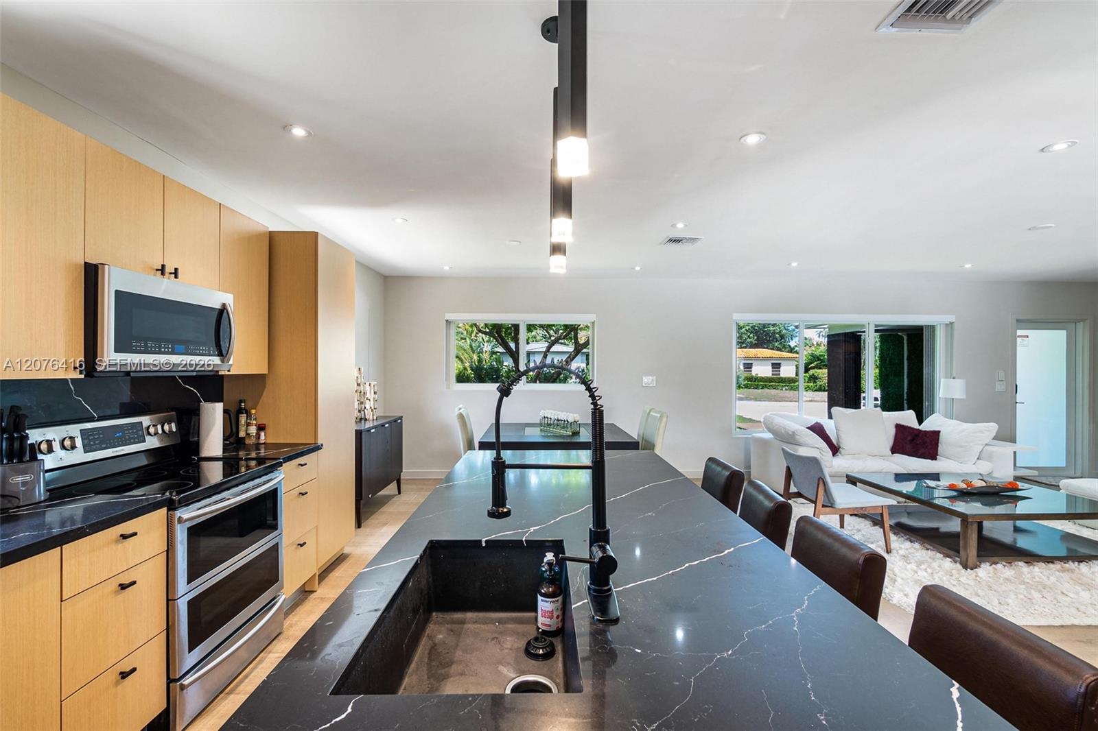 10658 NE 11th Ave — Photo 5