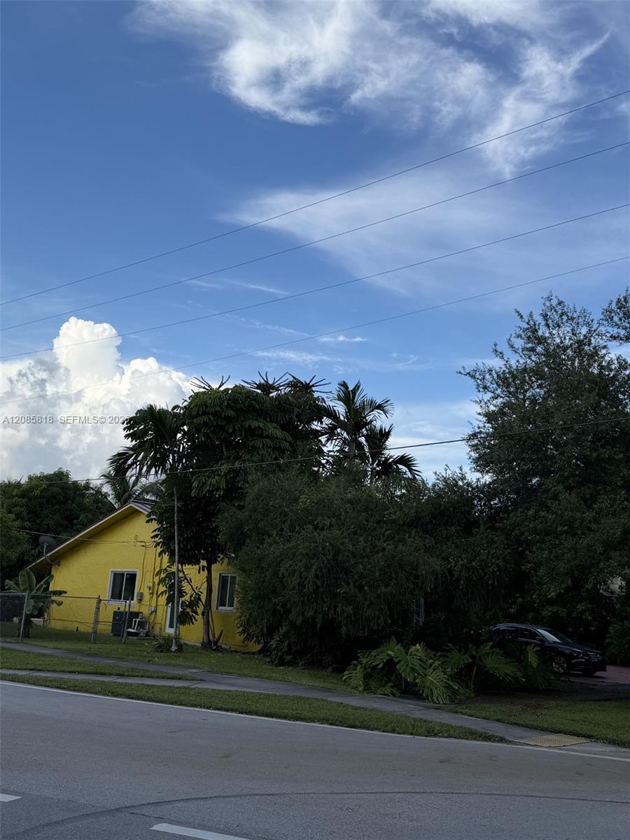 400 Oriole Ave — Photo 2
