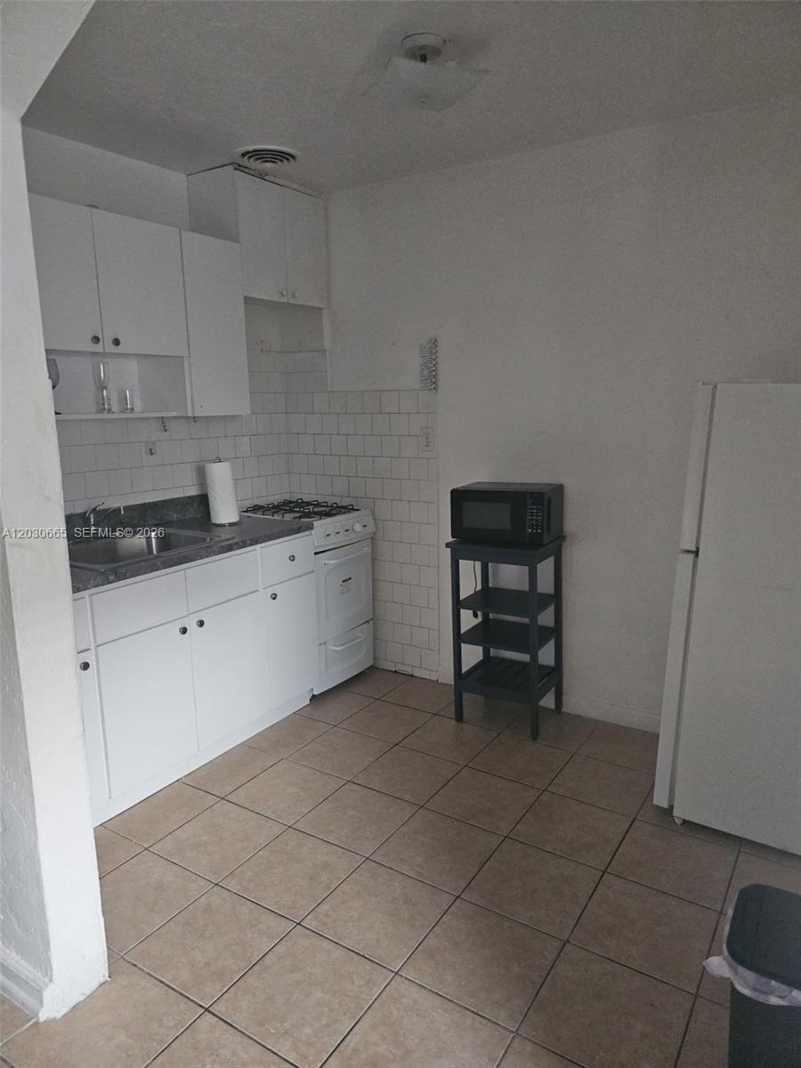 615 NE 4th St # 2, Hallandale Beach FL 33009