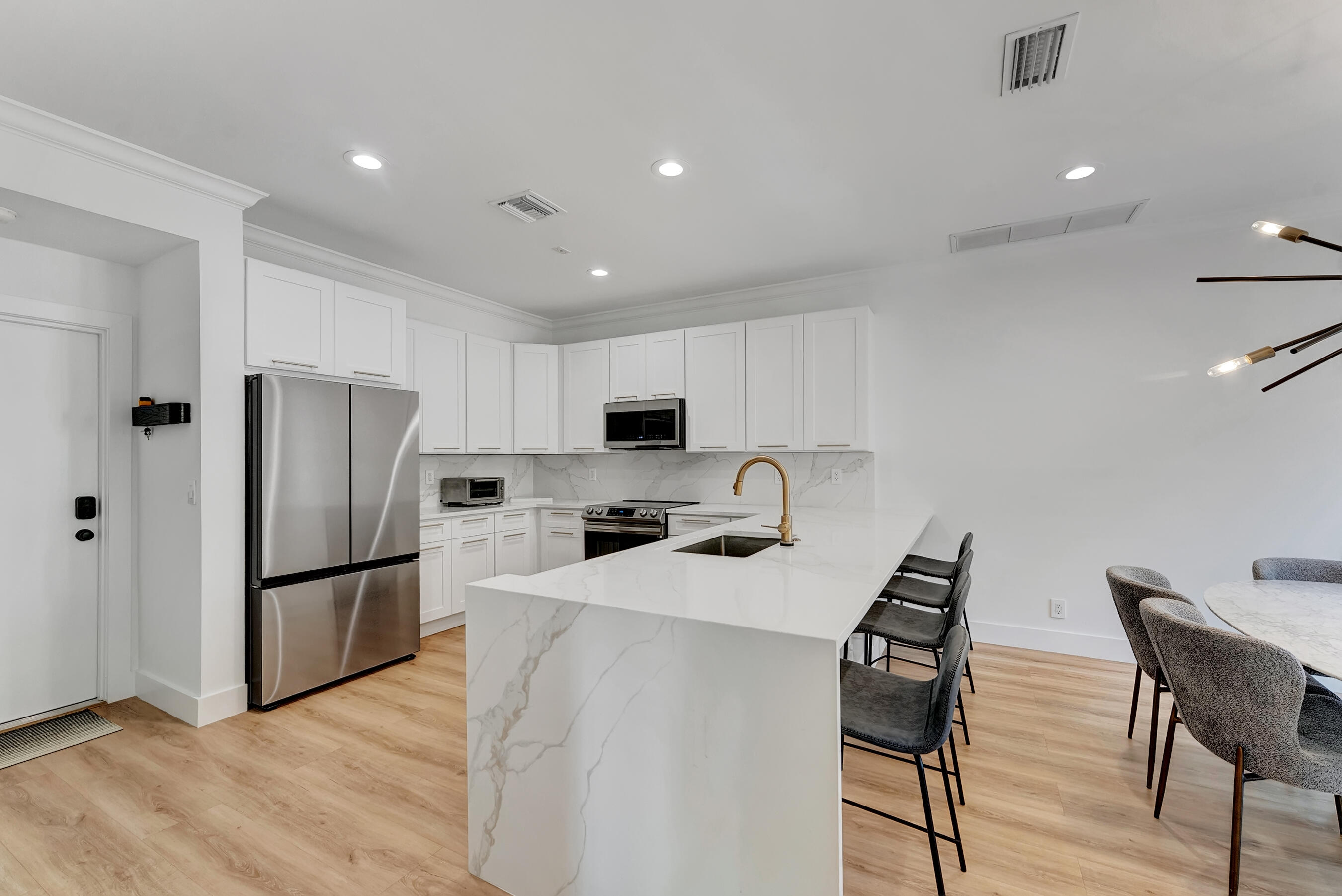 5600 Cambridge Boulevard — Photo 3