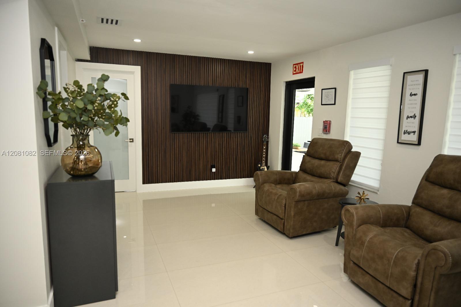 850 W 51st Pl — Photo 3