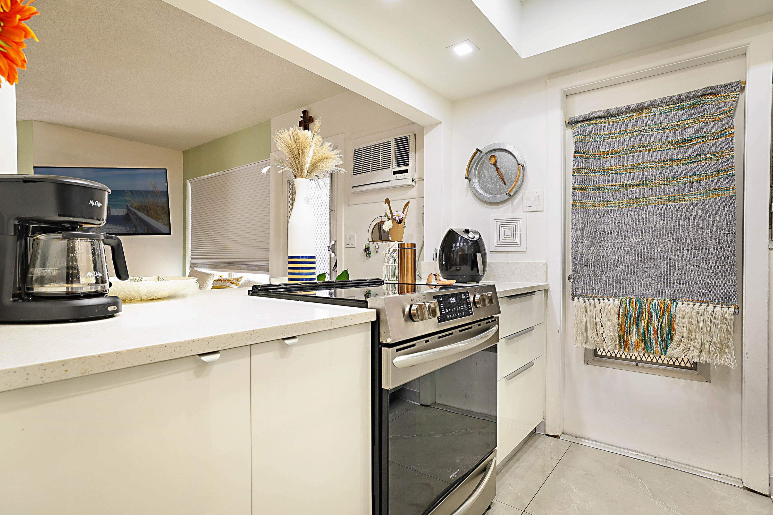 1110 N Riverside Drive # 12B — Photo 3