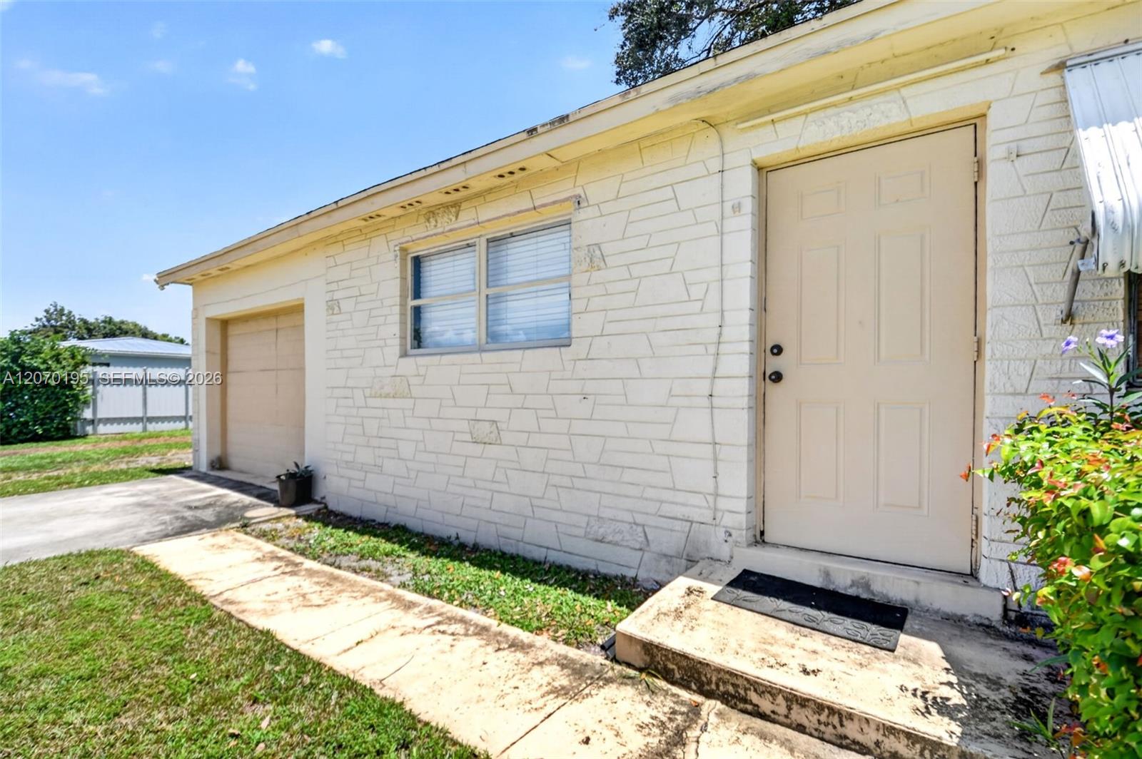1572 Woodland Ave — Photo 3
