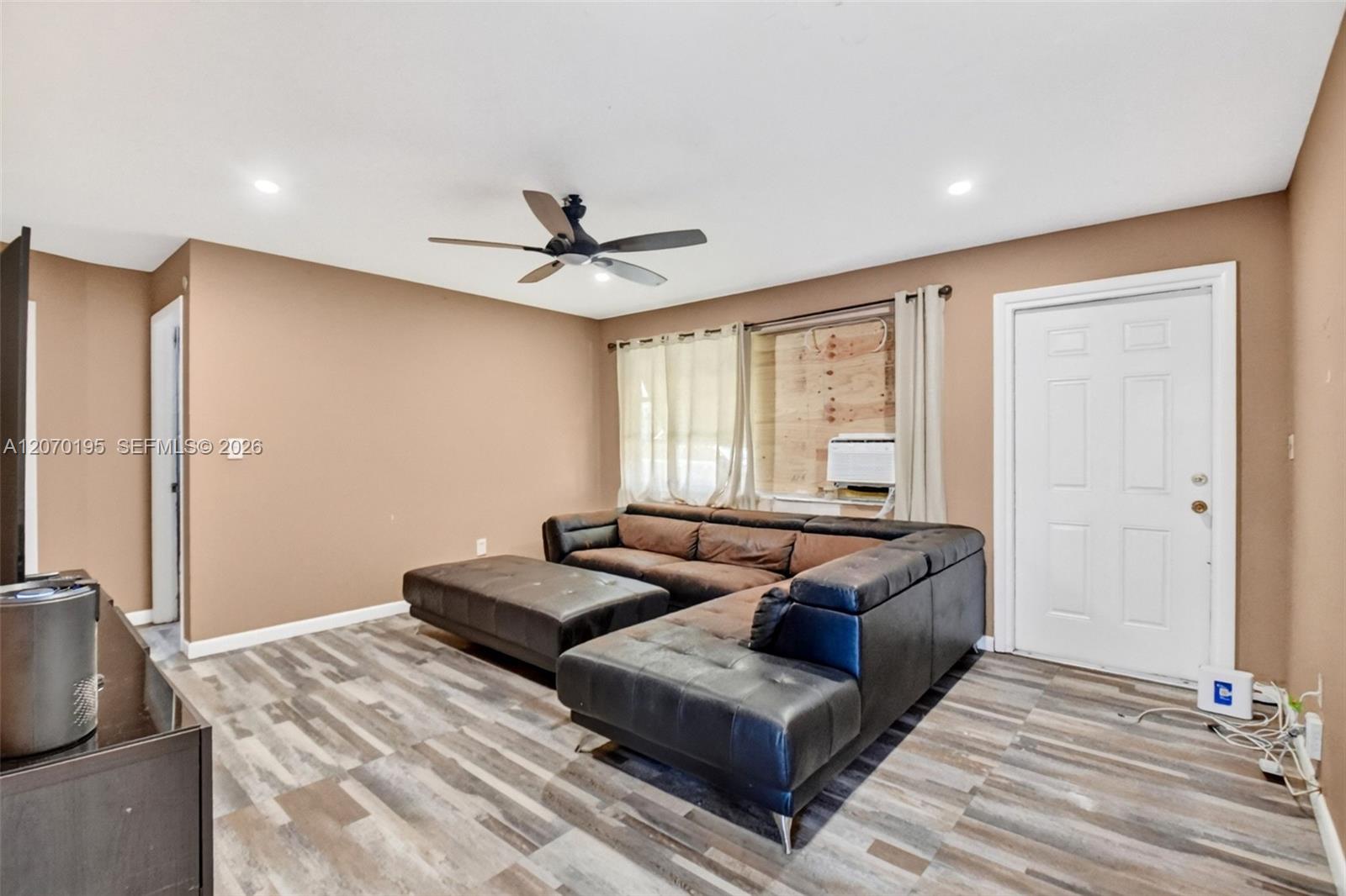 1572 Woodland Ave — Photo 5