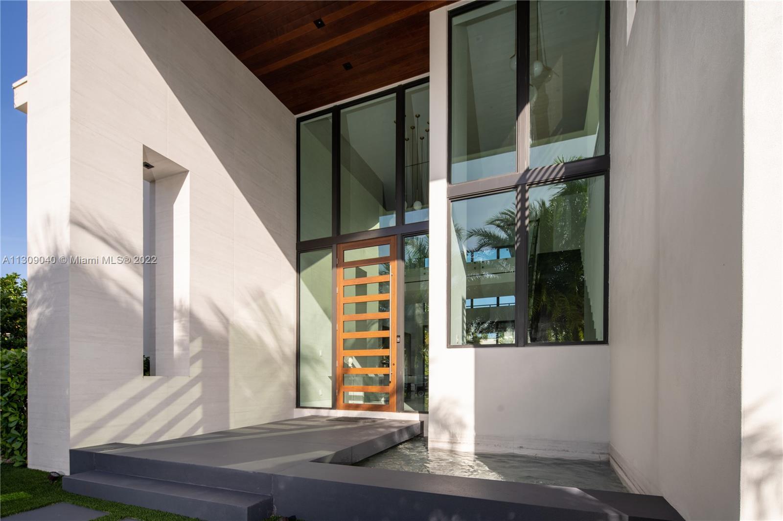 128 Fiesta Way — Photo 4