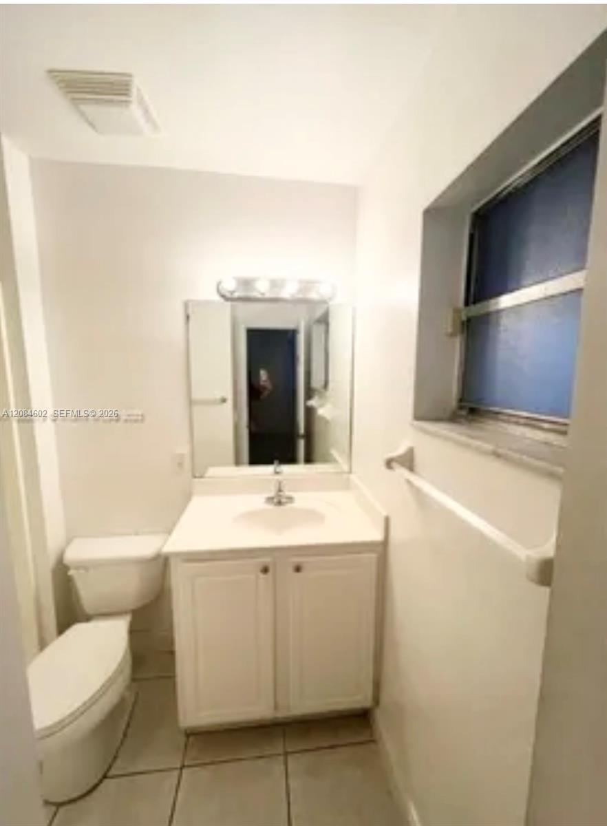 5219 SW 43rd Ter # 2 — Photo 3