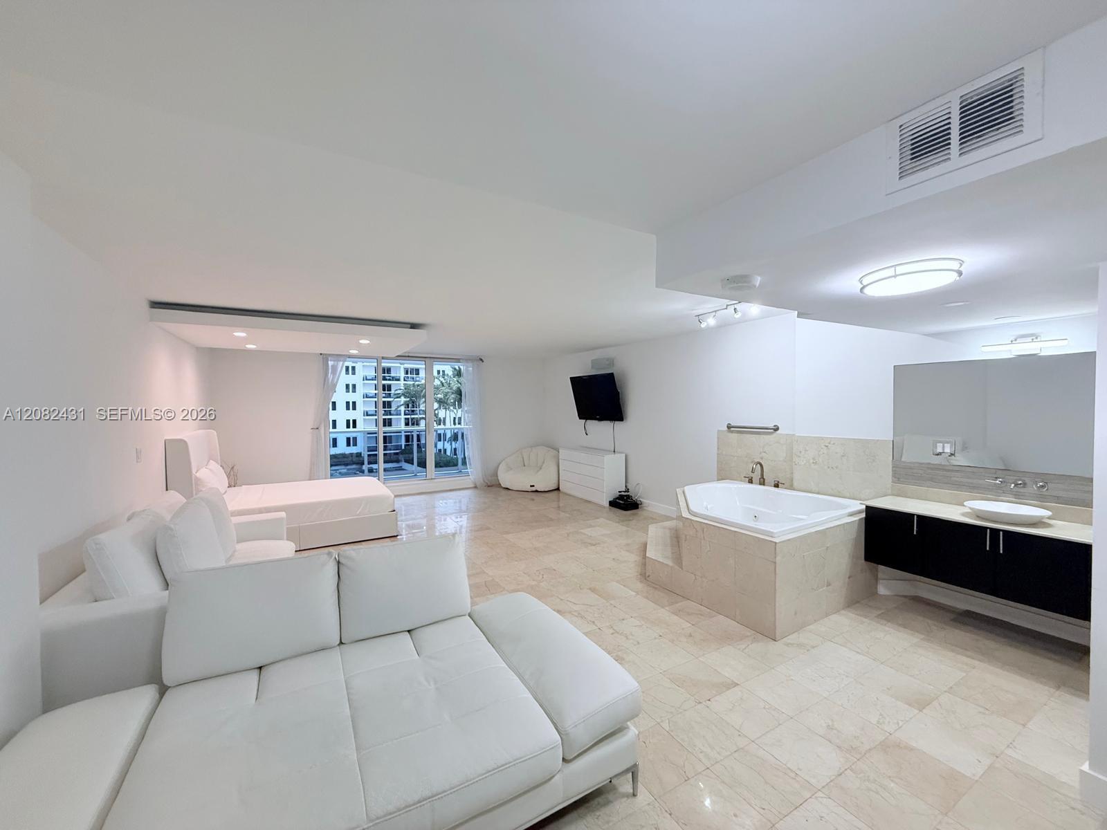 2301 Collins Ave # 621 — Photo 3