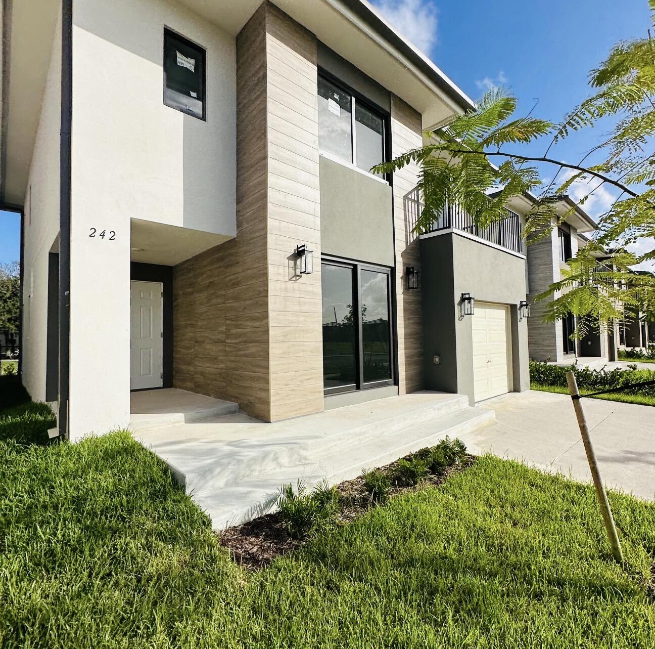 242 NW 11TH Court — Photo 4