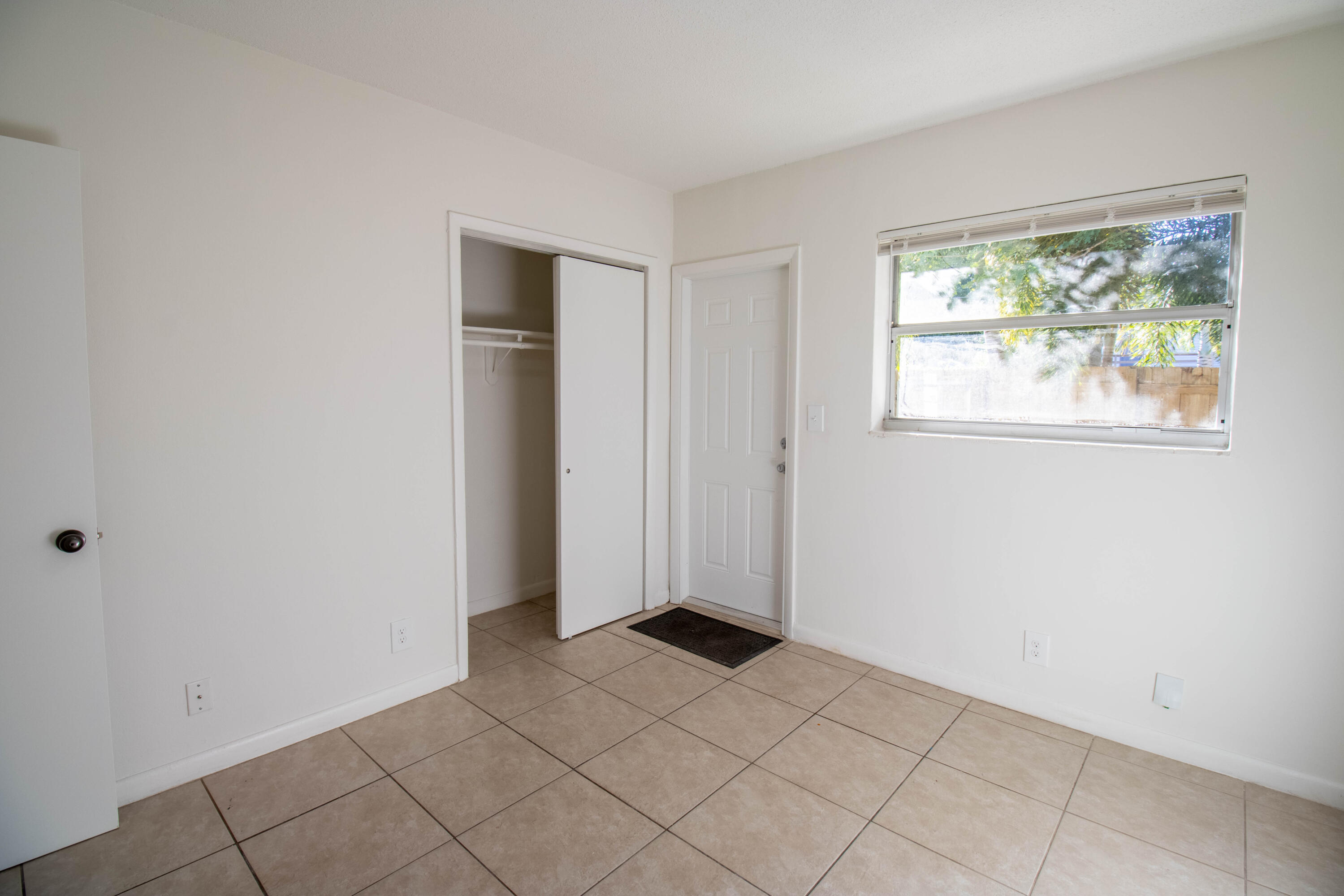 835 SW 4TH Street # 3 — Photo 2