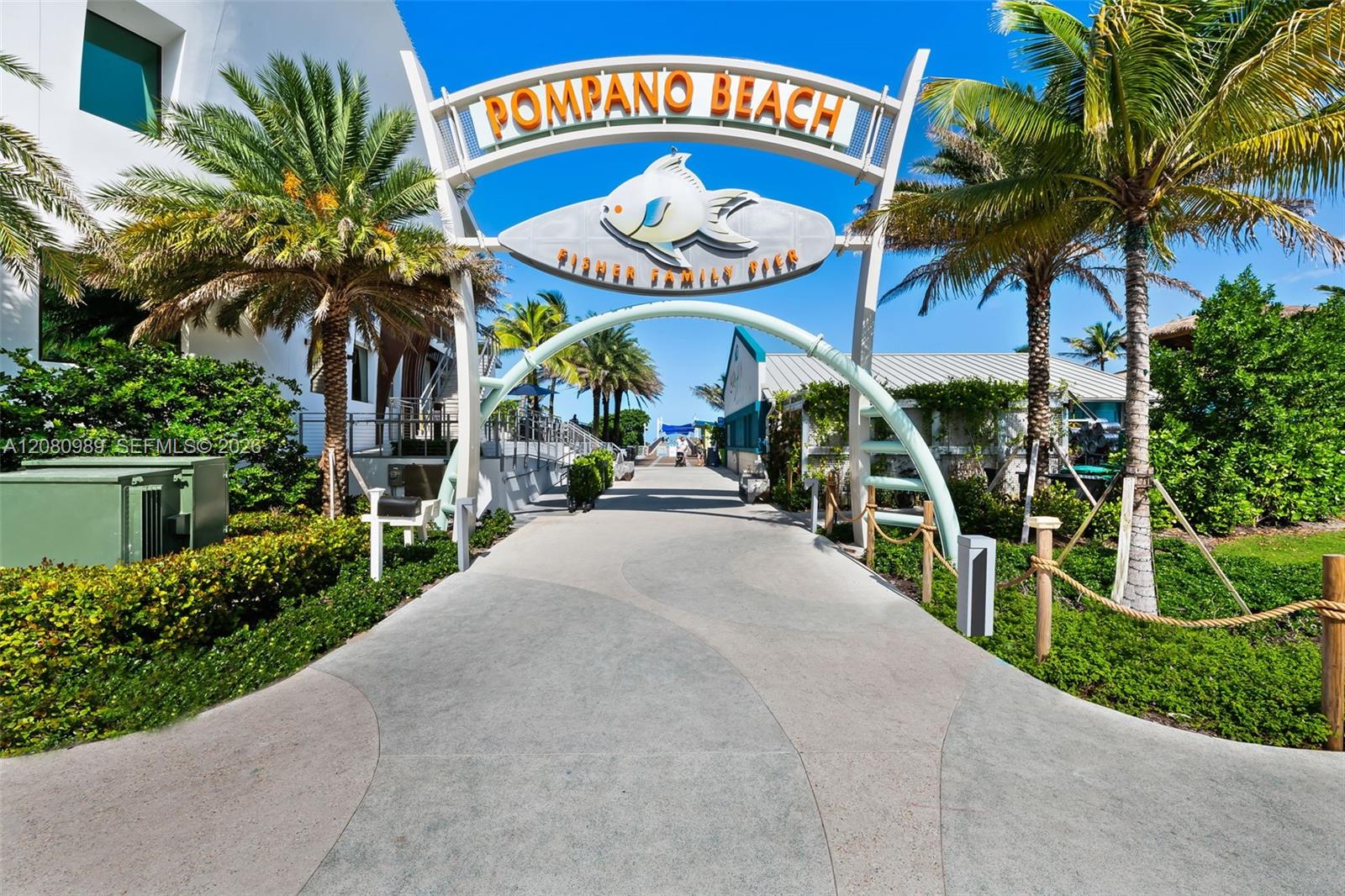 Pompano Pier 5 minutes walk