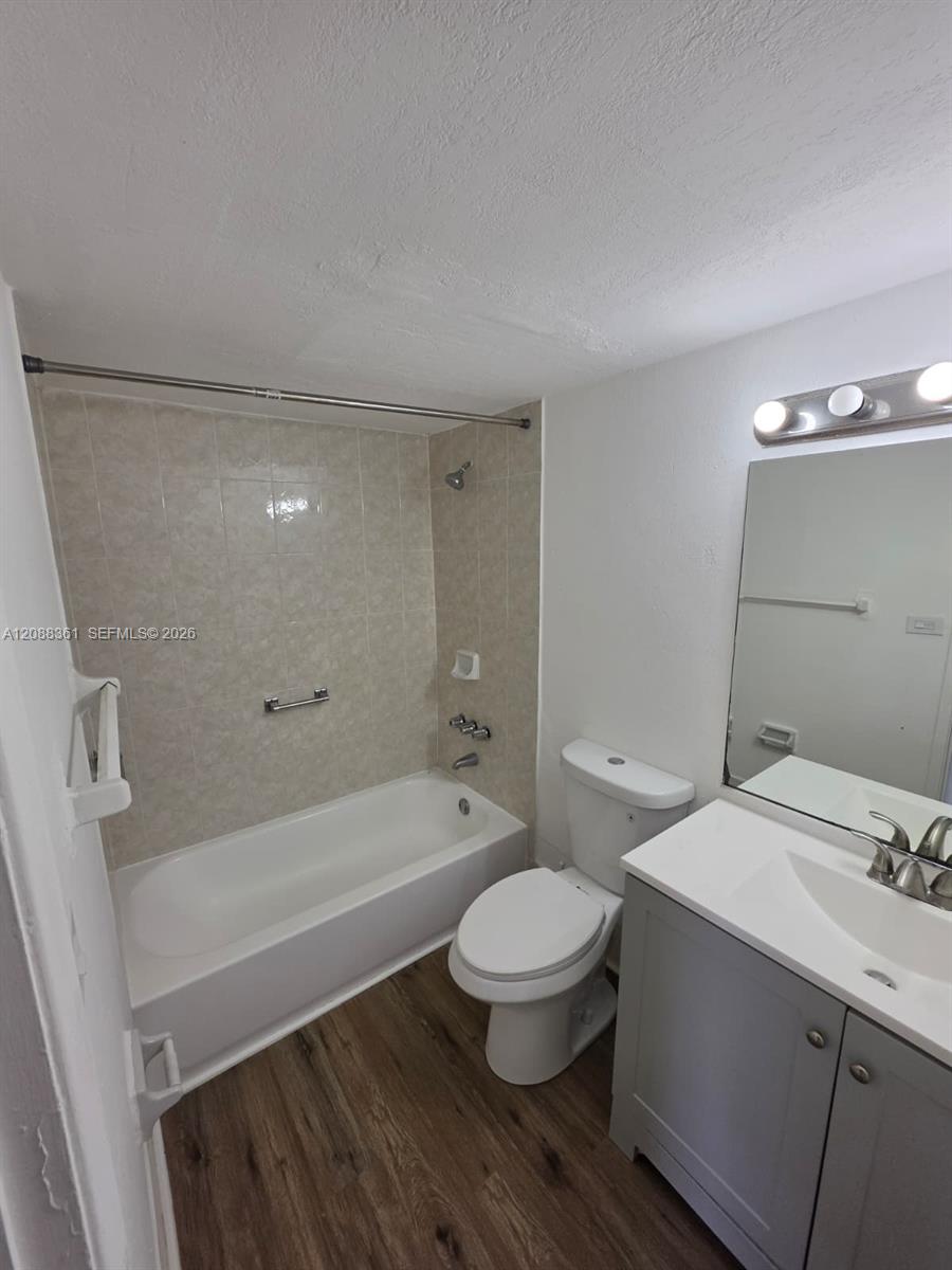 4550 NW 9th St # 605E — Photo 3