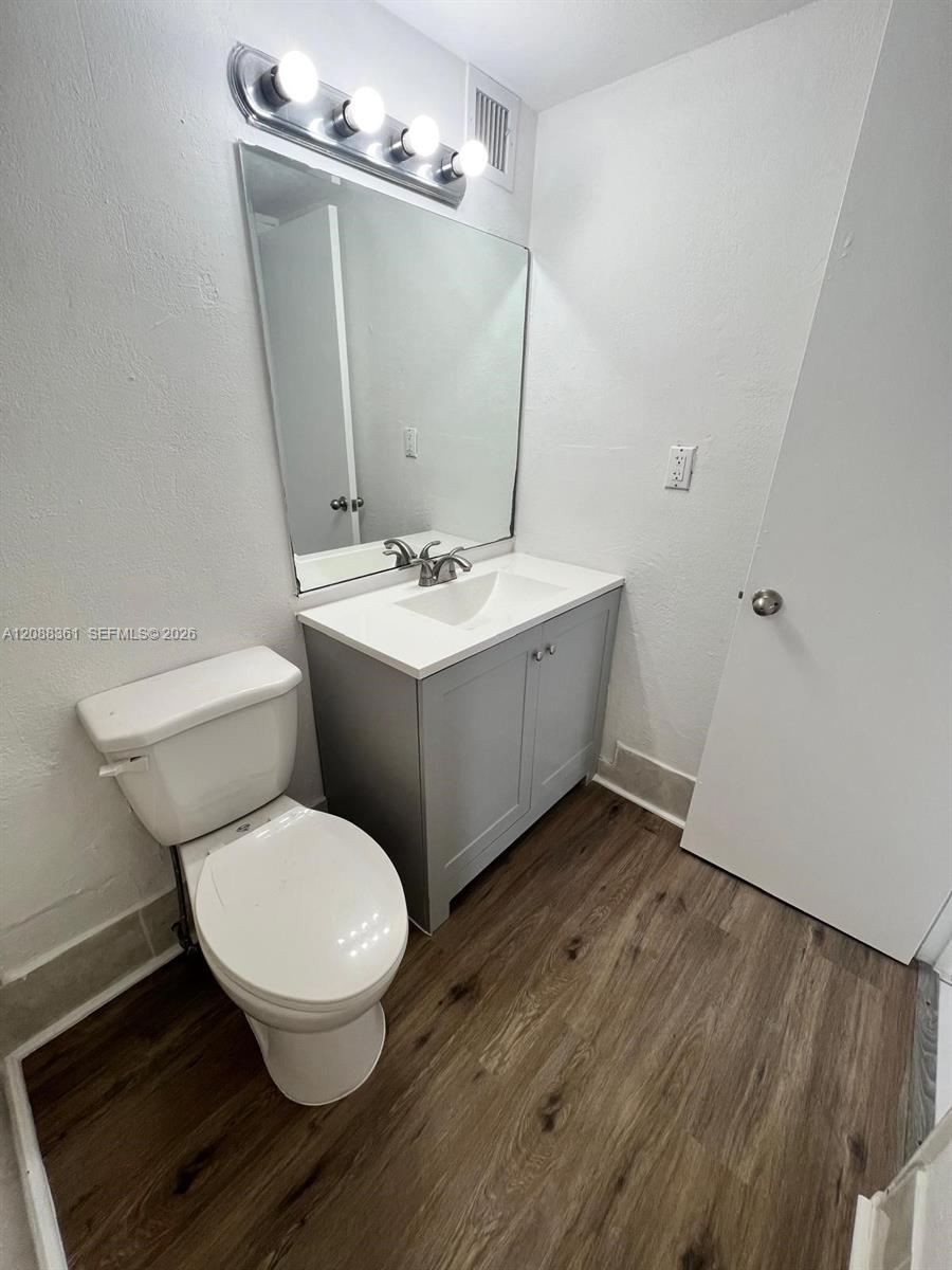 4550 NW 9th St # 605E — Photo 4