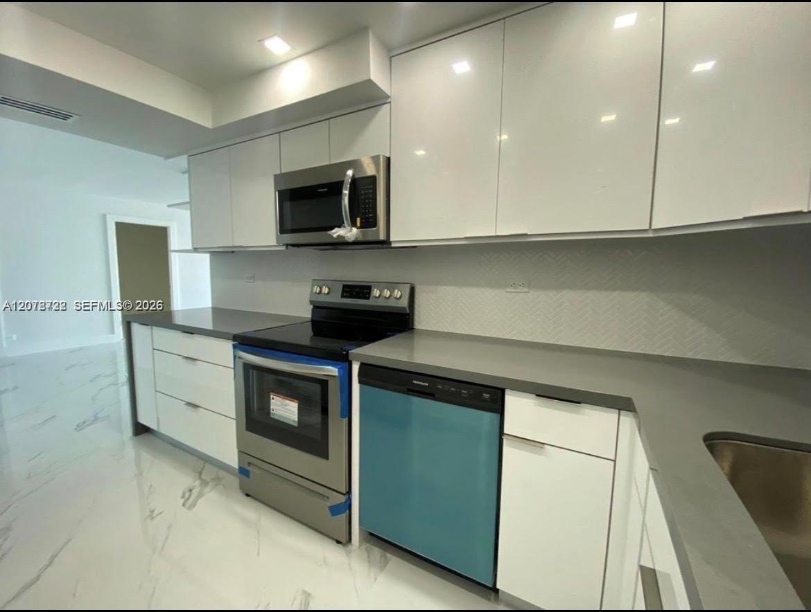 6039 Collins Ave # 1033 — Photo 5