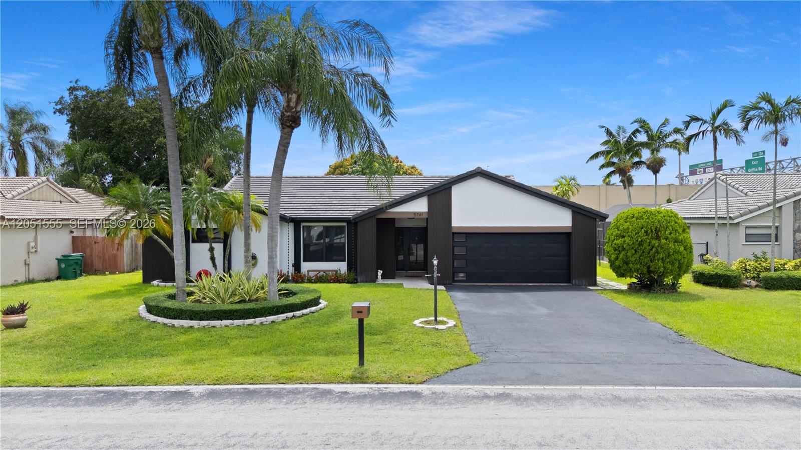 5741 W Waterford Dr, Davie FL 33331