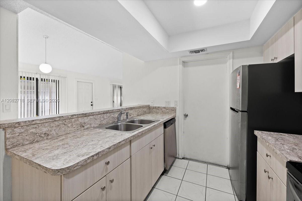 7425 SW 13th St — Photo 4