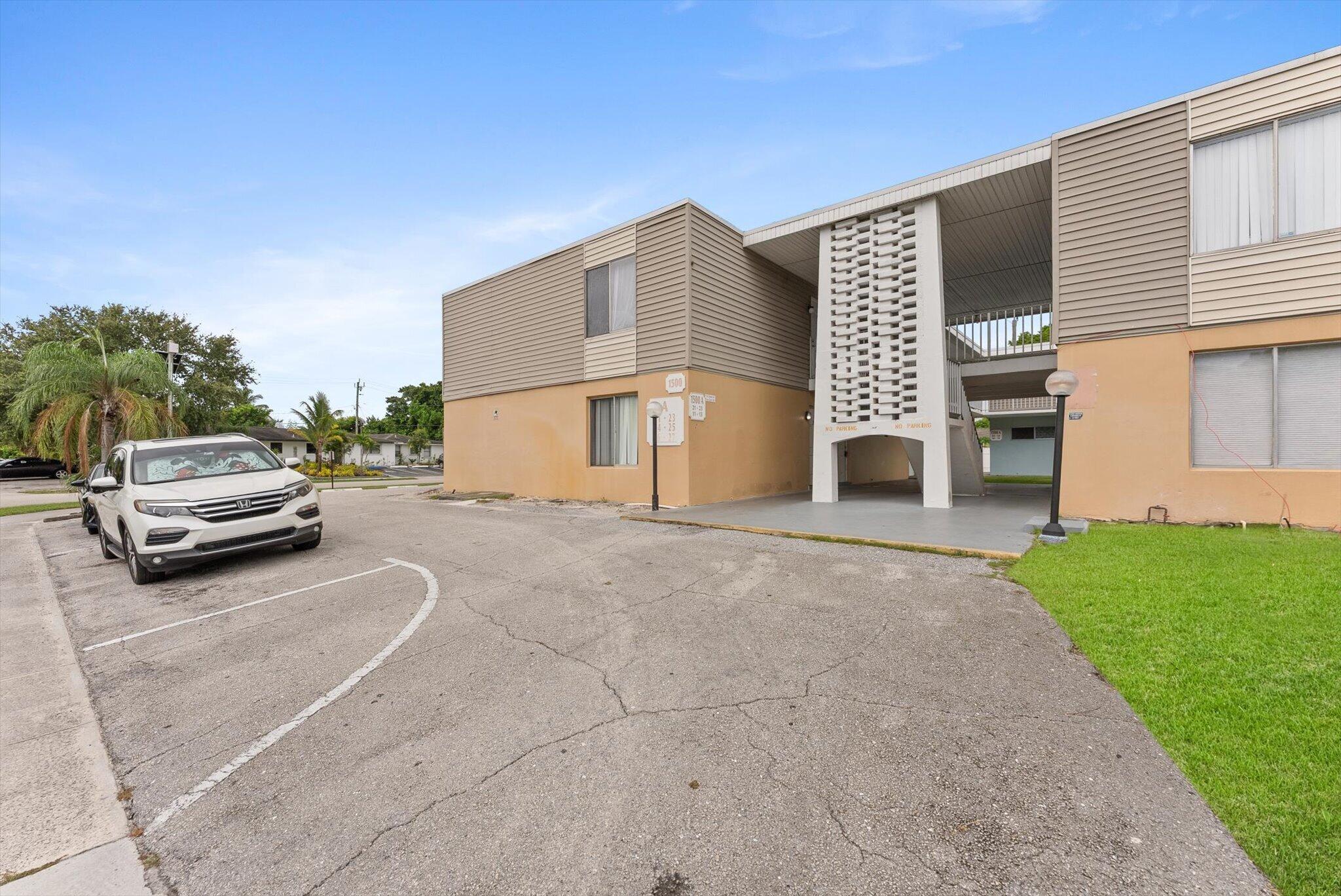 1500 CRESCENT Circle # A14 — Photo 2