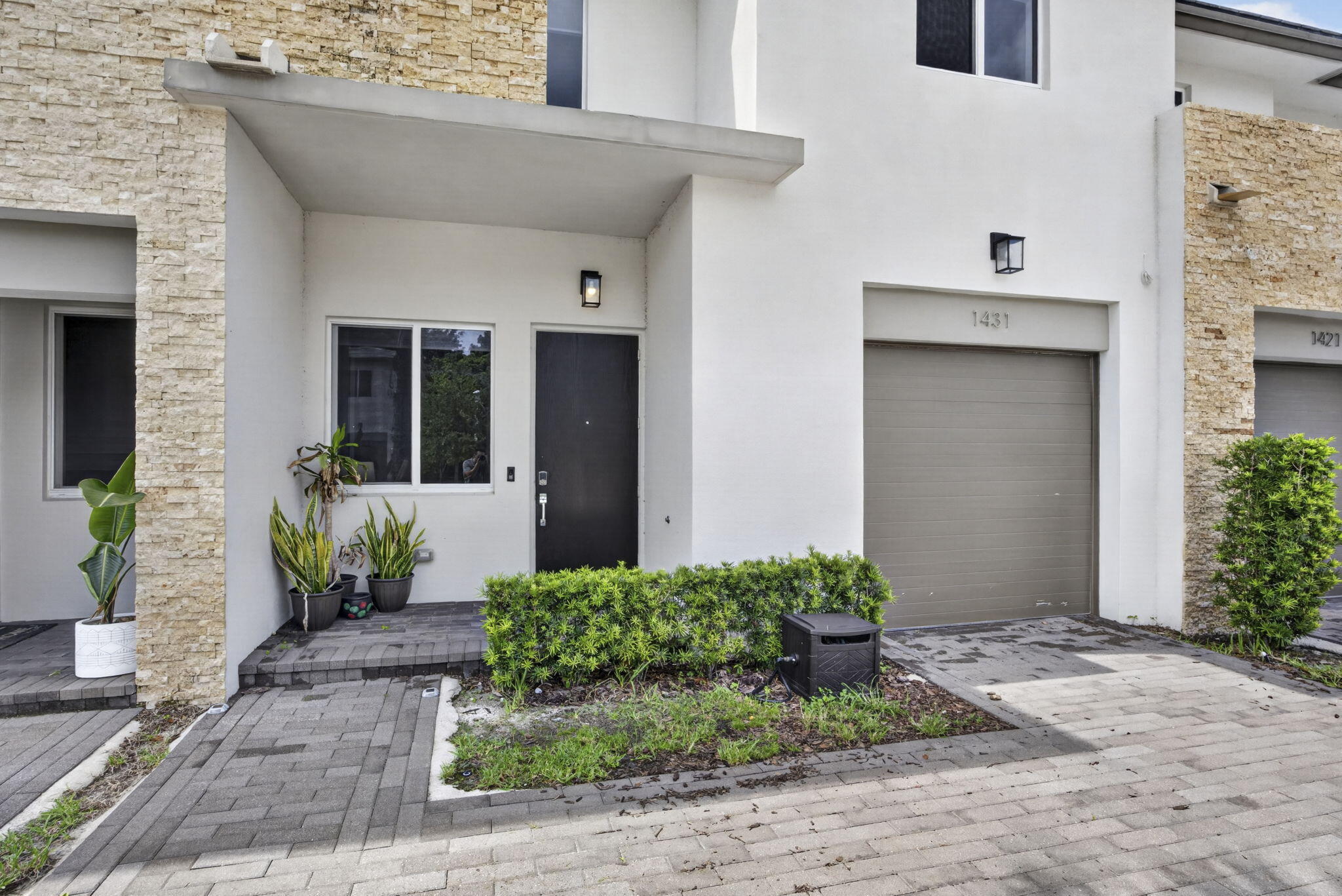 1431 PIONEER Way — Photo 2