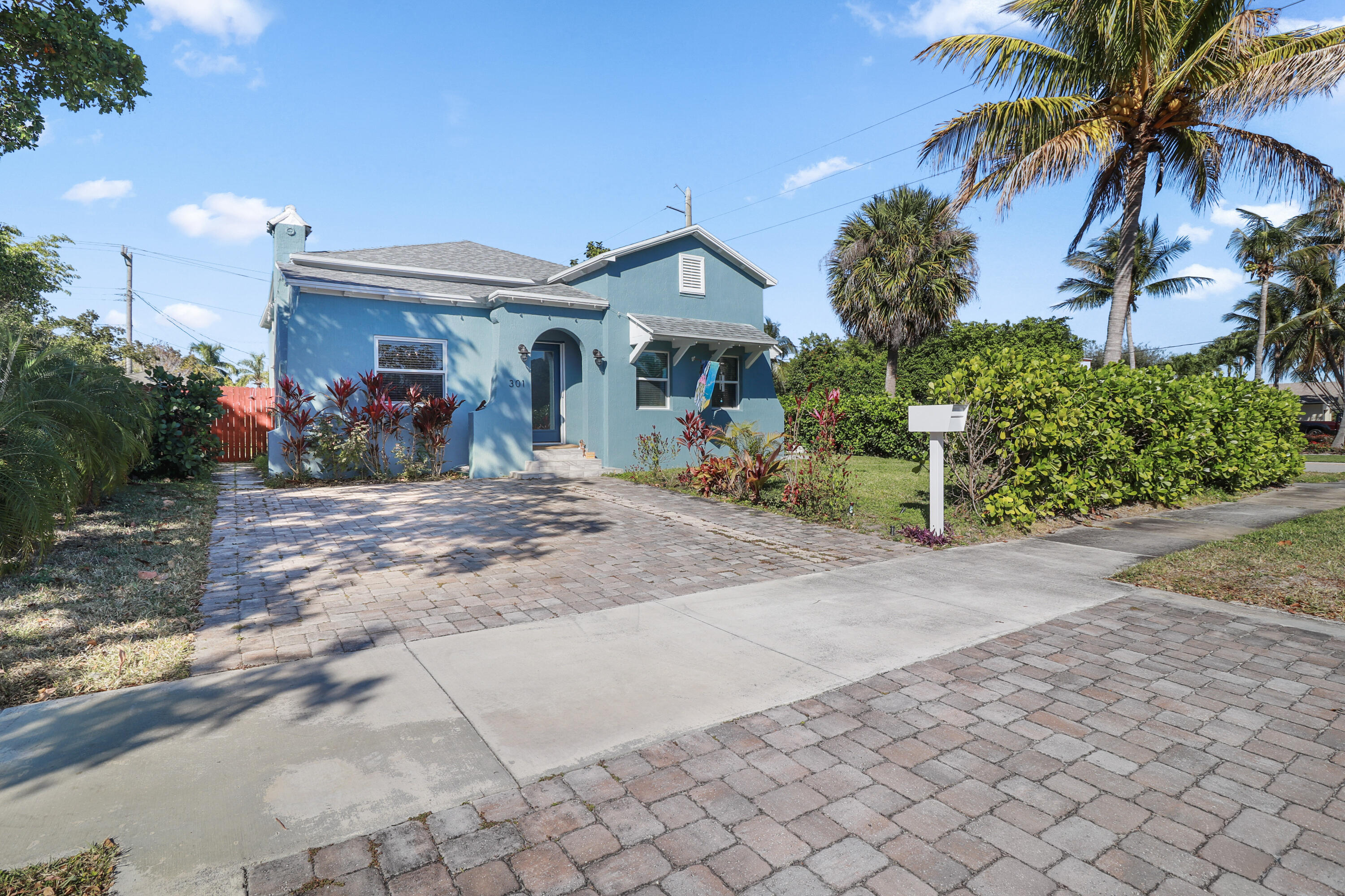 301 Hawthorne Drive — Photo 4
