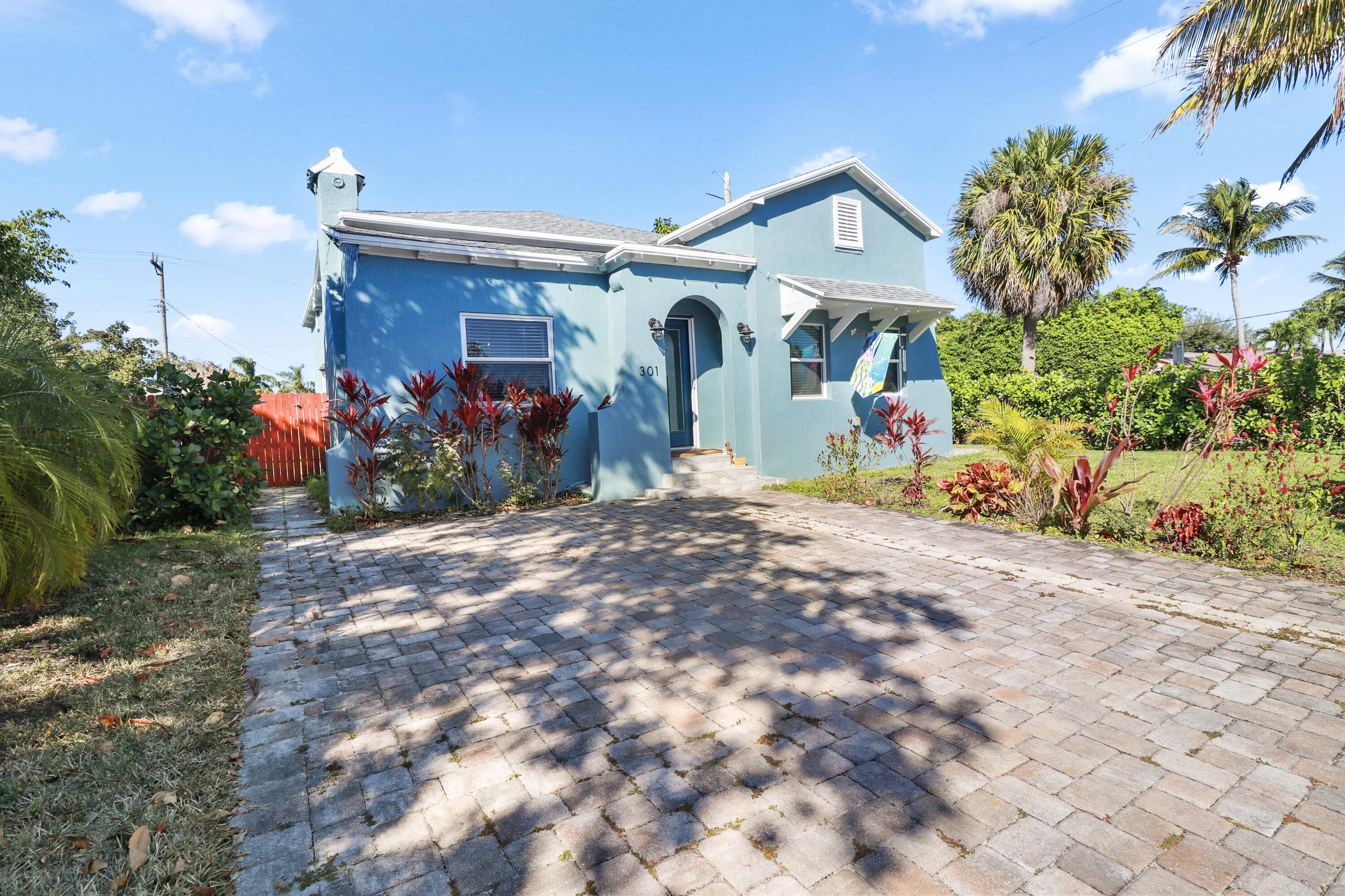 301 Hawthorne Drive — Photo 3