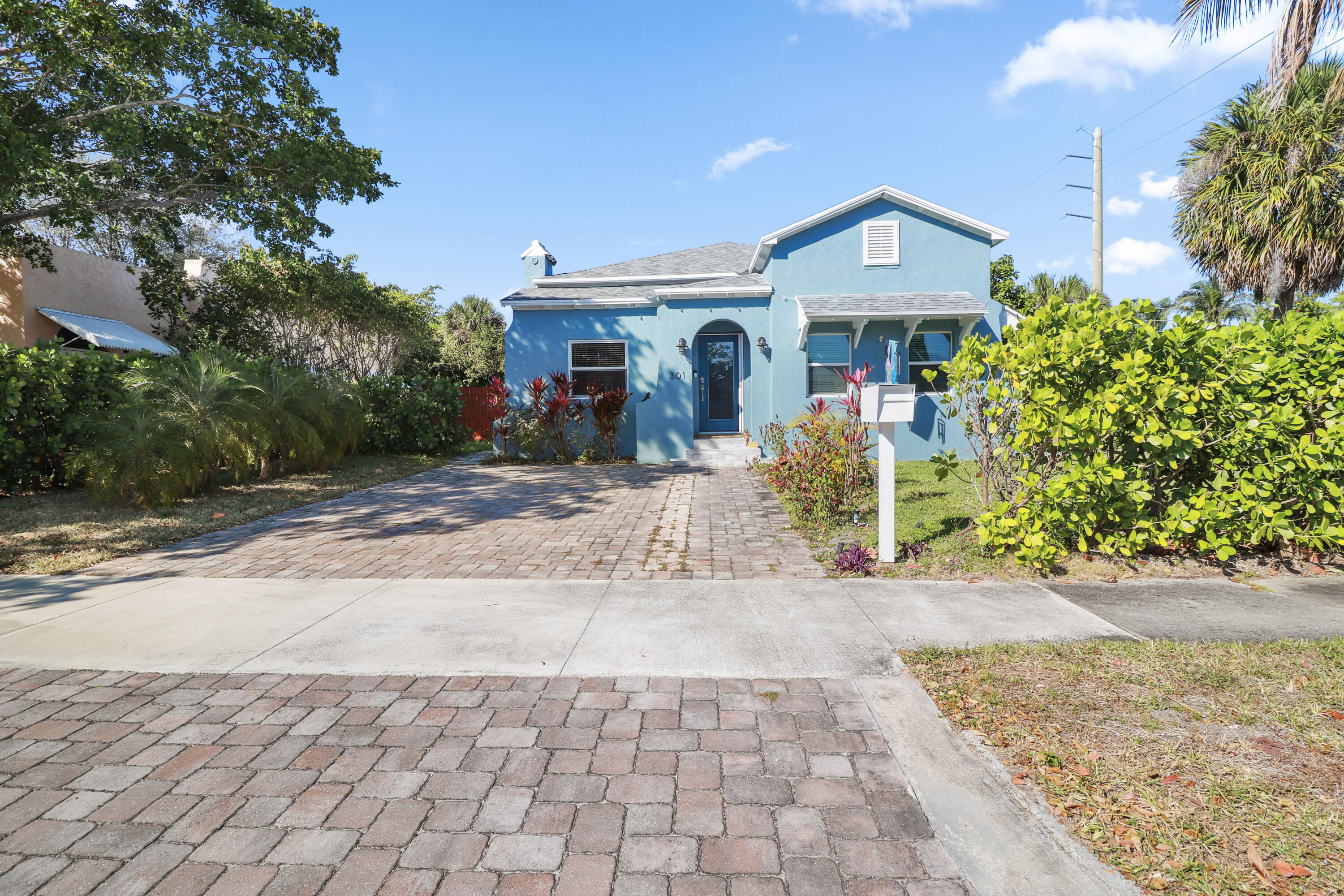 301 Hawthorne Drive — Photo 2