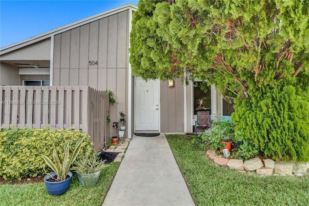 504 Woodgate Cir # C, Sunrise FL 33326