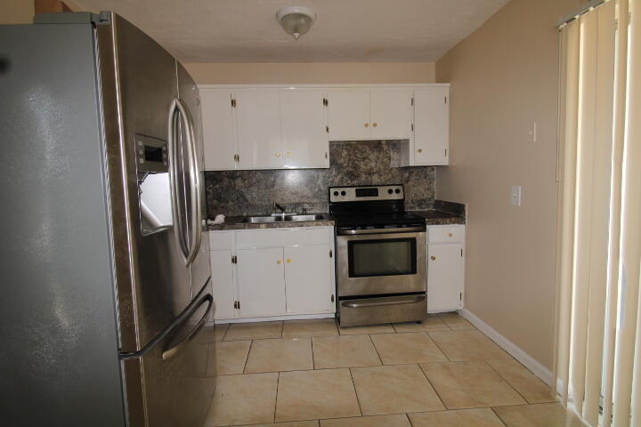 1412 W 6TH Street — Photo 2