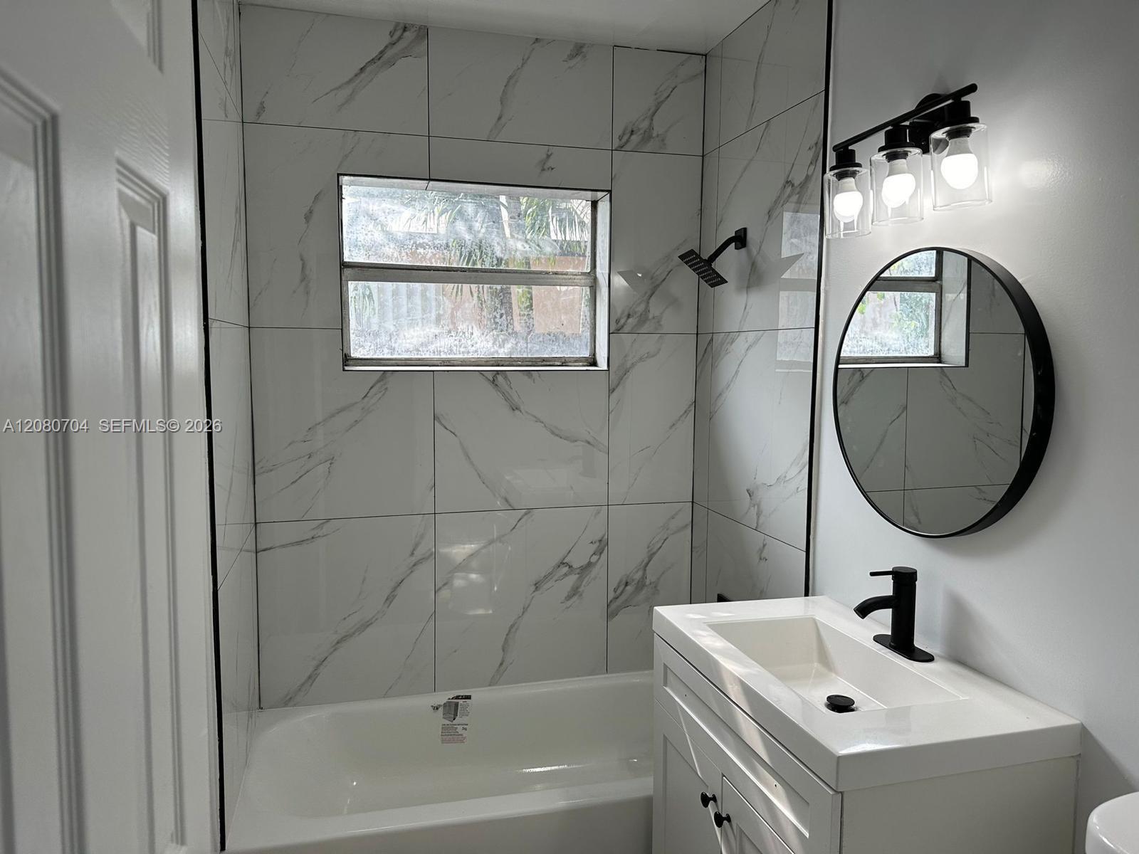 319 NE 2nd St # 4 — Photo 4