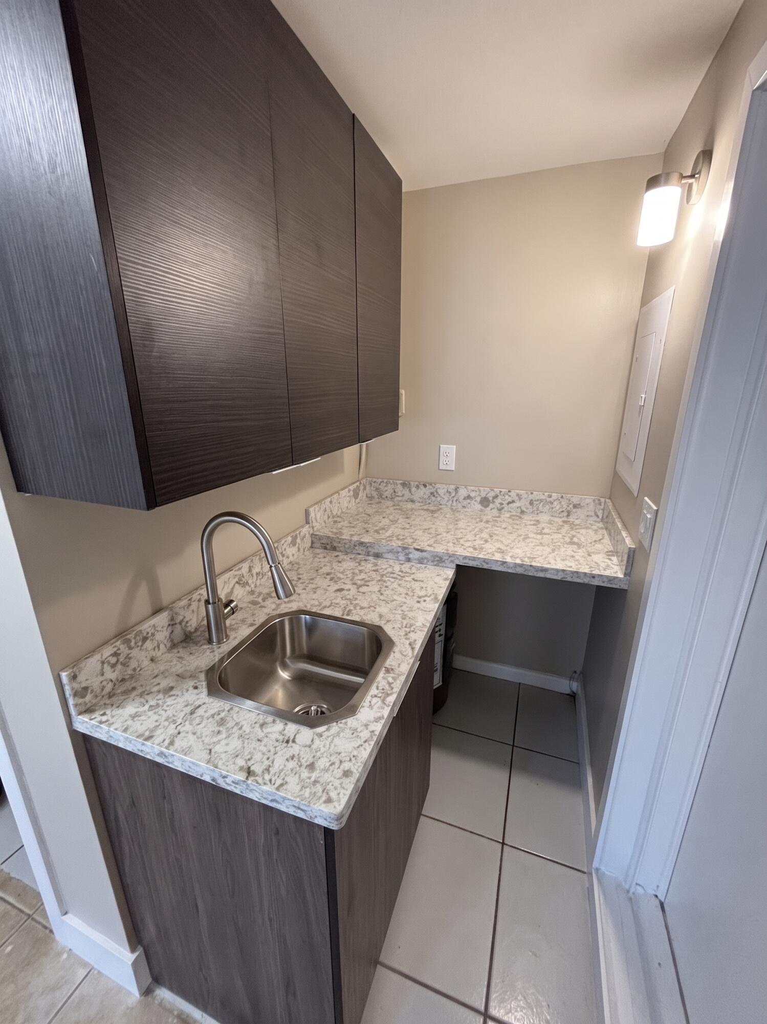 1711 N 17TH Court # C — Photo 3