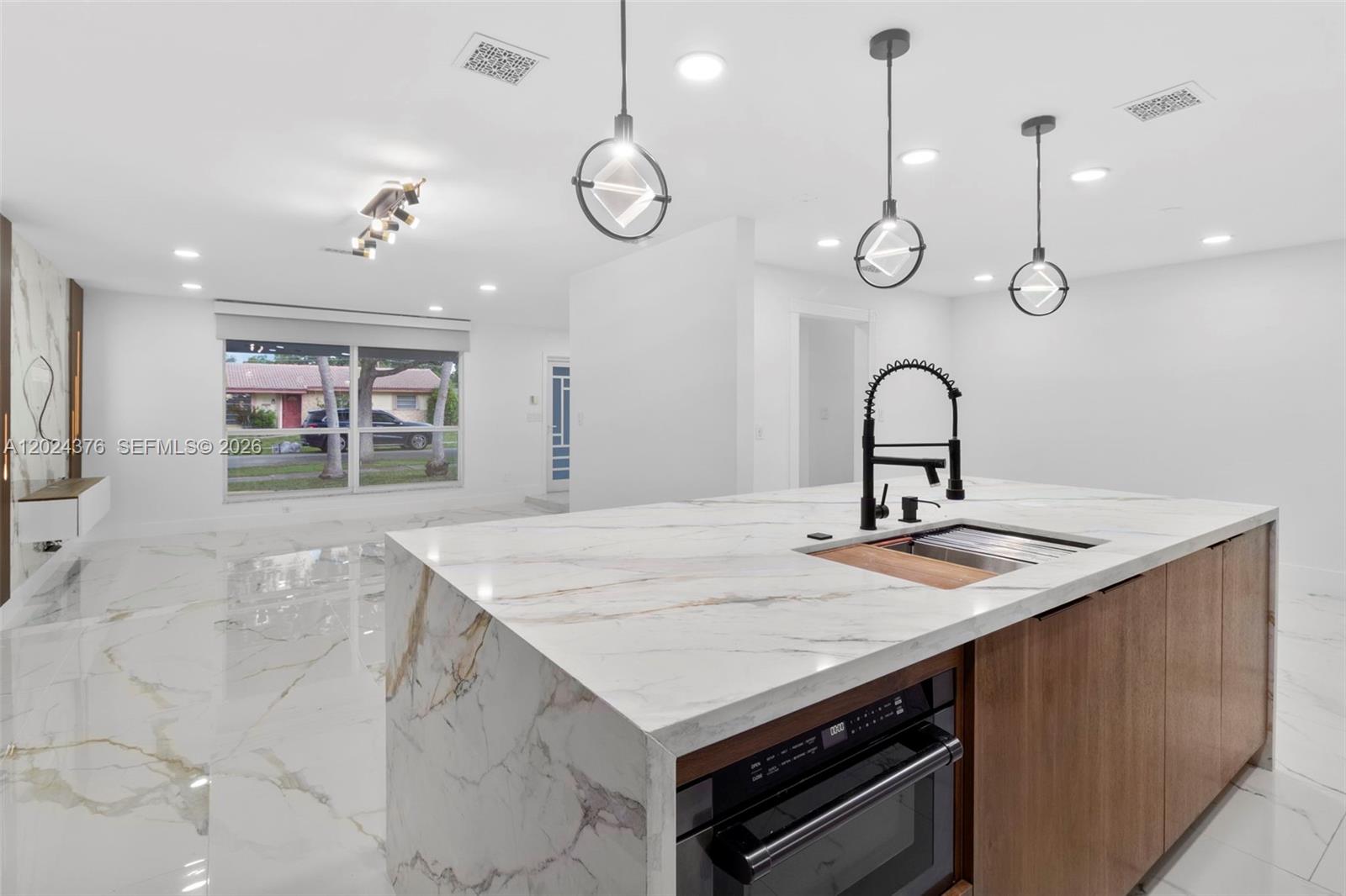 7220 NW 10th Pl — Photo 3