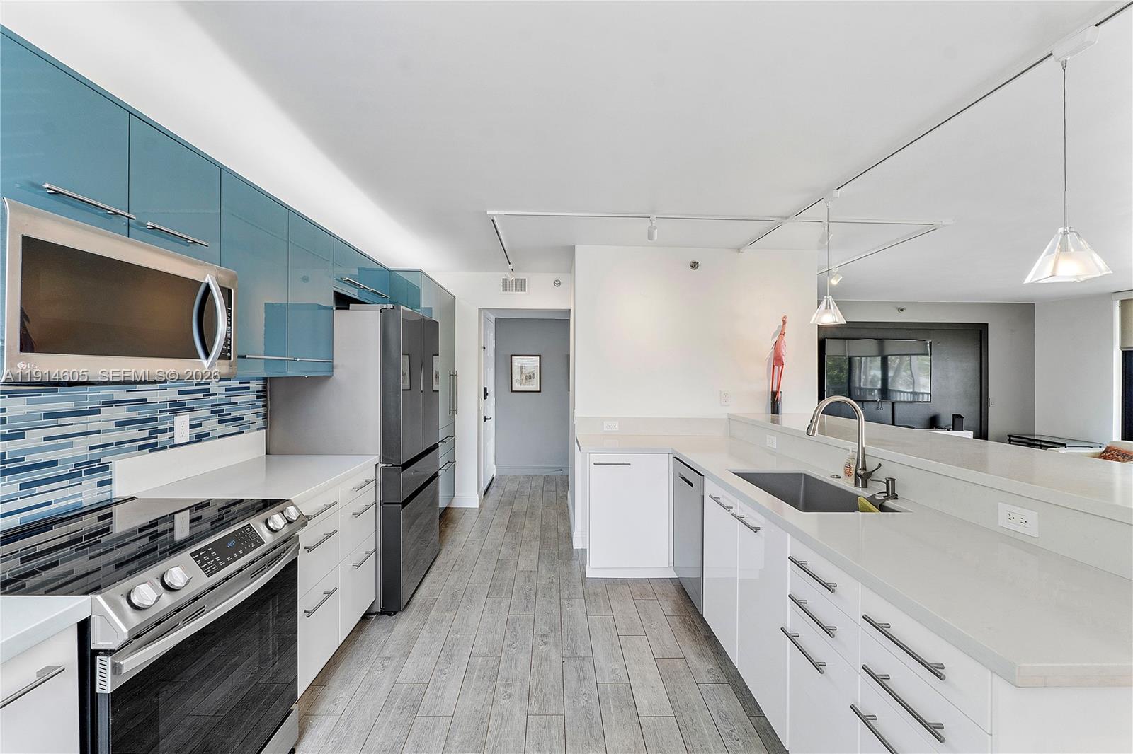 105 Lake Emerald Dr # 216 — Photo 3