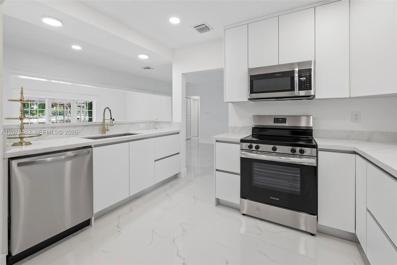 10901 SW 47th Ter — Photo 2