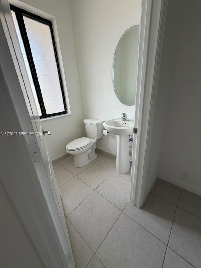 519 NE 208th Ter — Photo 4